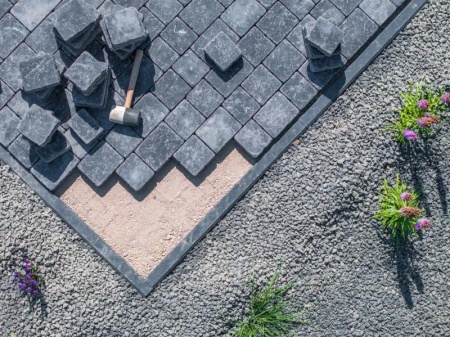 Pose de pav&eacute;s &agrave; Saint Fergeux, guide pour un rev&ecirc;tement durable